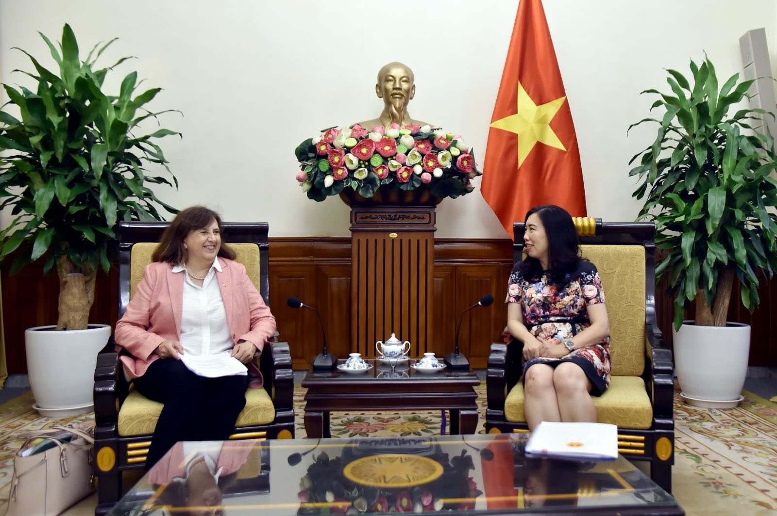 Thứ trưởng Ngoại giao Lê Thị Thu Hằng tiếp Phó Tổng Vụ trưởng Châu Á – Thái Bình Dương, cơ quan đối ngoại Liên minh Châu Âu