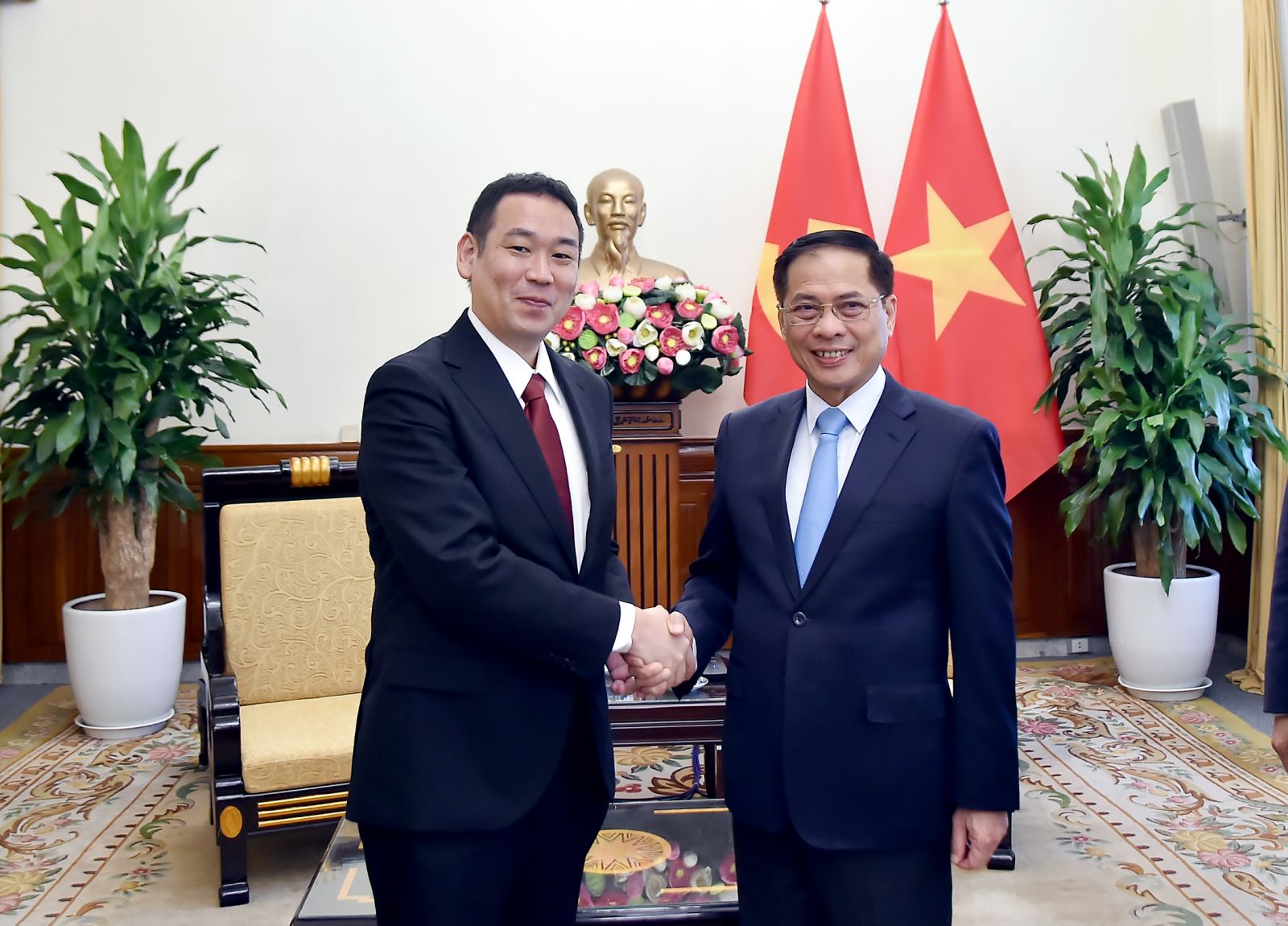Phó Thủ tướng, Bộ trưởng Ngoại giao Bùi Thanh Sơn tiếp đoàn đại biểu Đảng Cộng sản Nhật Bản