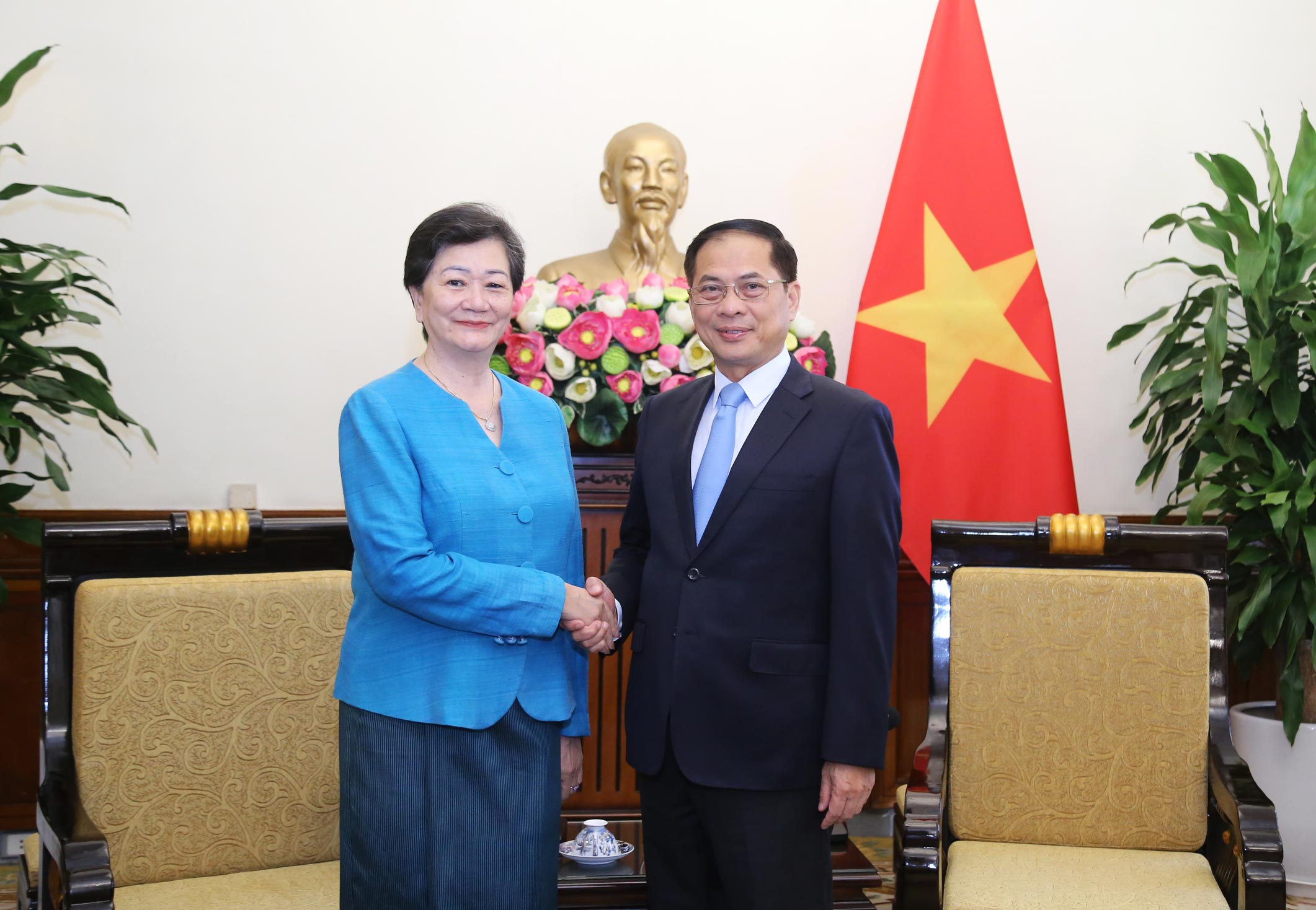 Phó Thủ tướng, Bộ trưởng Ngoại giao Bùi Thanh Sơn tiếp Đại sứ đặc mệnh toàn quyền Vương quốc Campuchia Chea Kimtha
