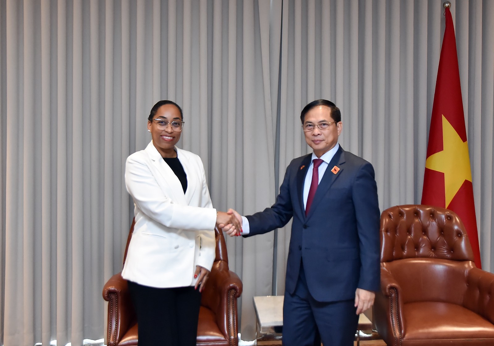 Phó Thủ tướng Chính phủ, Bộ trưởng Ngoại giao Bùi Thanh Sơn tiếp lãnh đạo các doanh nghiệp Angola và doanh nghiệp Việt Nam tại Angola