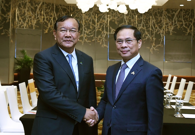 Phó Thủ tướng, Bộ trưởng Ngoại giao Bùi Thanh Sơn gặp Phó Thủ tướng, Bộ trưởng Ngoại giao và Hợp tác quốc tế Campuchia Prak Sokhonn